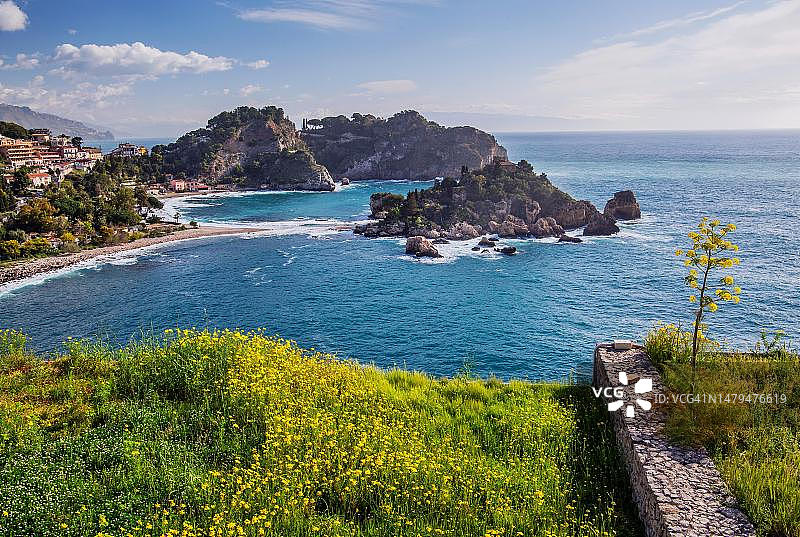 意大利西西里岛陶尔米纳东海岸，美丽岛的春季海岸风光图片素材