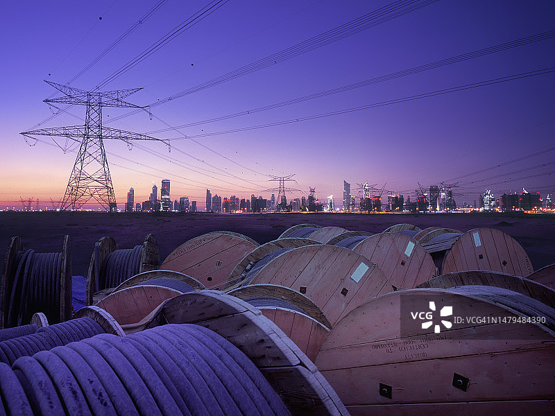 迪拜城市供电电缆卷筒和线路图片素材