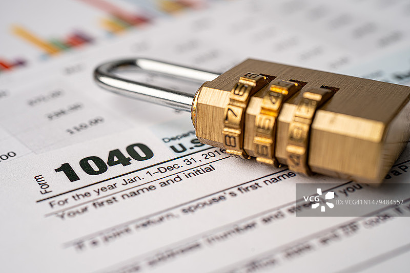 1040退税表和金色数字密码锁，美国个人所得税图片素材