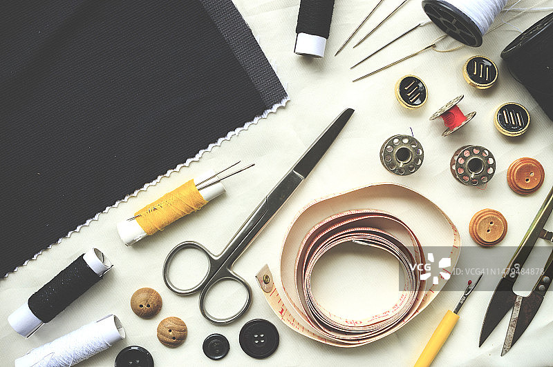 浅色和高对比度白色织物背景上的缝纫工具，罗马尼亚图片素材