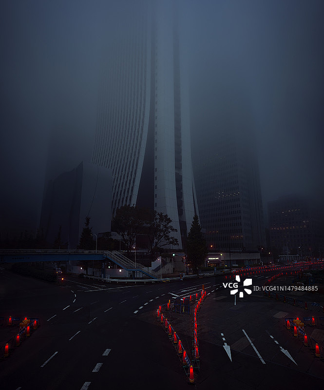 雾蒙蒙的早晨，日本东京新宿商业区的道路工程图片素材