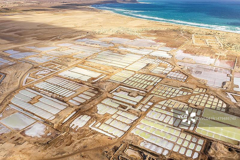 佛得角萨尔岛南部的萨利纳斯盐池航拍图片素材