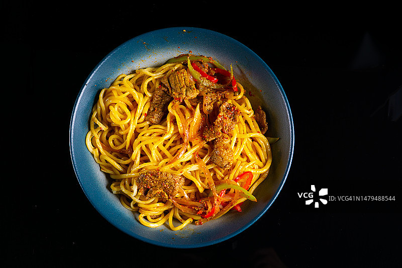 黑色背景的碗中面条高角度景观图片素材