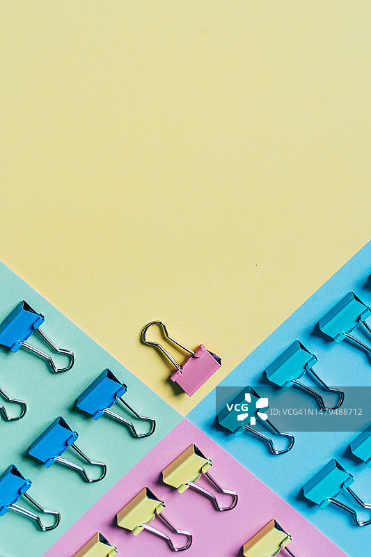 俯视图：越南河静黄色背景上的回形针图片素材