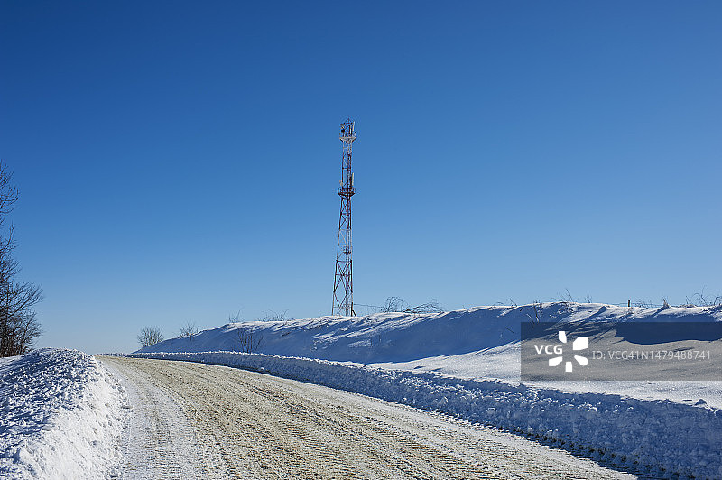 山脉背景下的电信塔：无线技术图片素材