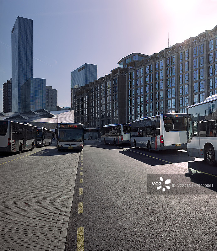 荷兰鹿特丹中央车站前繁忙的巴士站图片素材