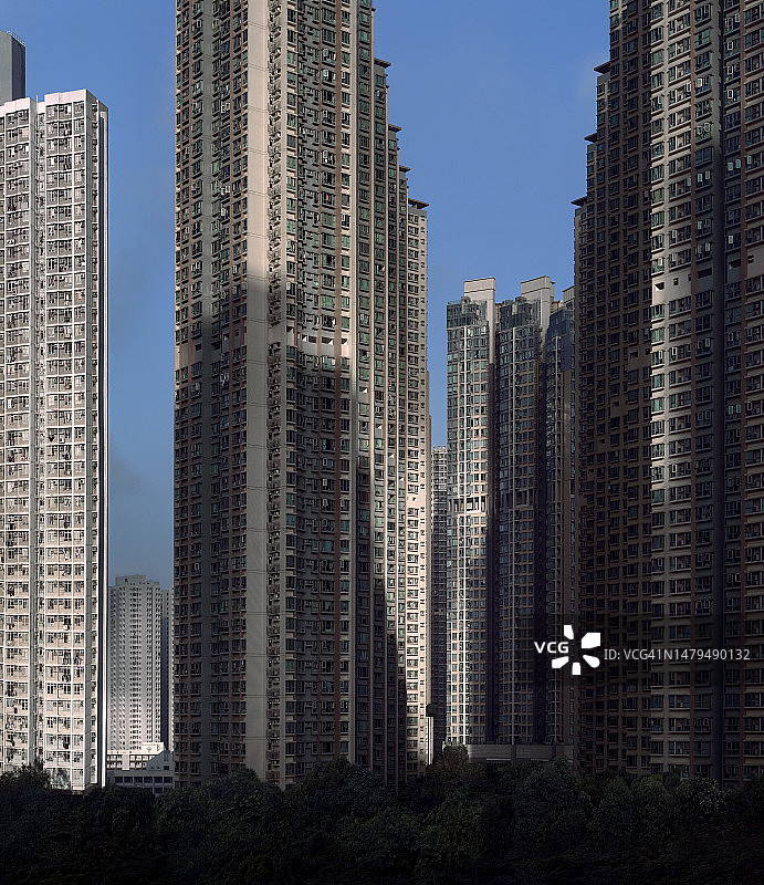 沐浴在午后阳光下的大型公寓楼图片素材