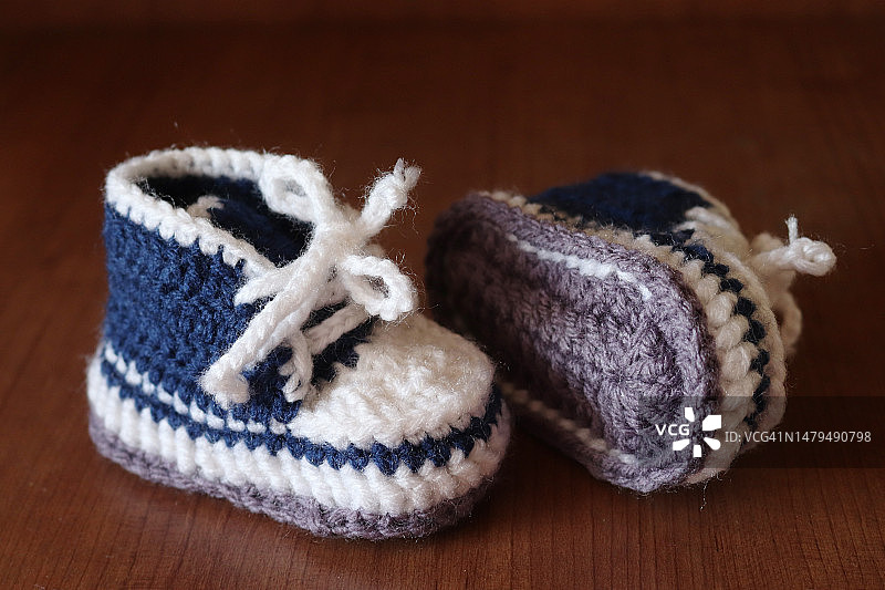 “是个男孩”蓝色钩针编织婴儿短靴图片素材