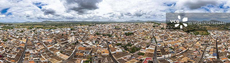 马略卡岛阿尔塔村庄全景,鸟瞰Transfiguracio del Senyor教区教堂和卡尔瓦里圣萨尔瓦多修道院,巴利阿里群岛,西班牙图片素材