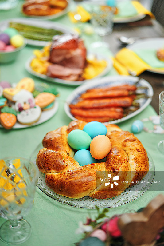 复活节午餐：烤猪肉、蔬菜、复活节饼干和复活节蛋糕图片素材