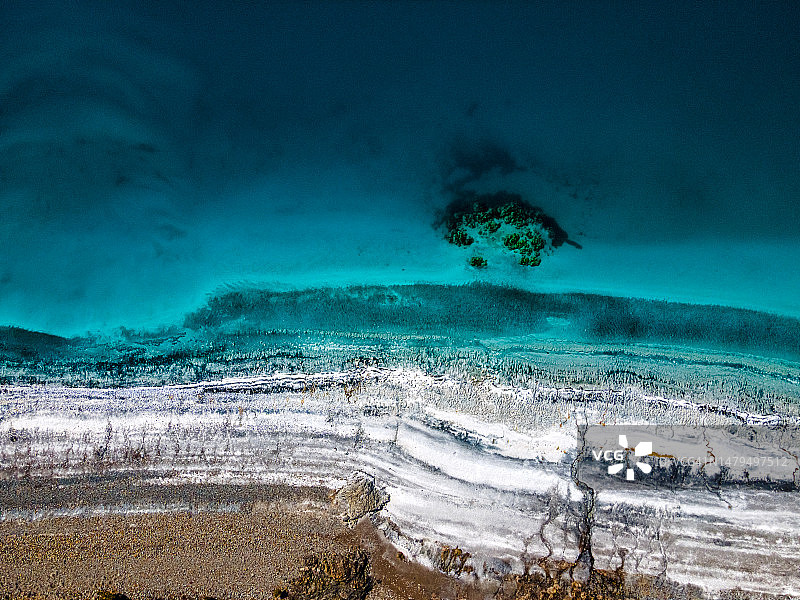 白色沙滩和湖泊航拍视角：土耳其萨尔达湖图片素材