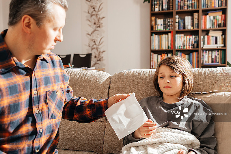 父亲照顾生病的女儿，递上手帕图片素材