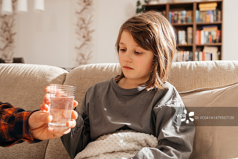 父亲照顾生病女儿图片素材