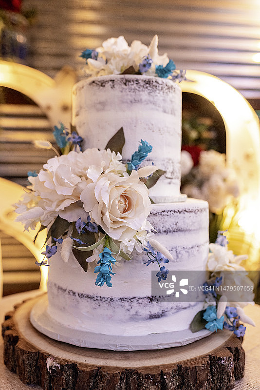 婚礼场地带鲜花的婚礼蛋糕图片素材