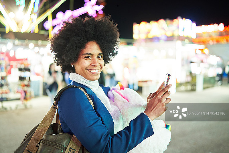 非洲裔女人在集市上用手机拍照图片素材