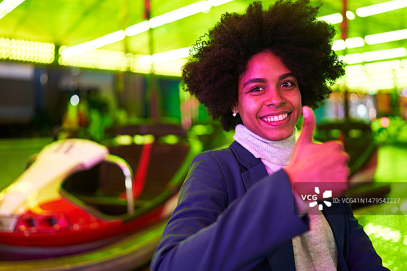 女人在集市上竖起大拇指表示赞同图片素材