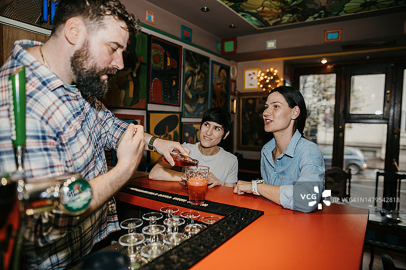 调酒师为顾客提供饮品图片素材