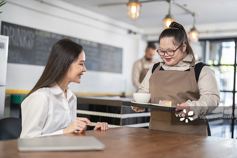 快乐的年轻咖啡店员图片素材