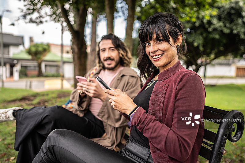 在户外使用手机的中年妇女肖像图片素材