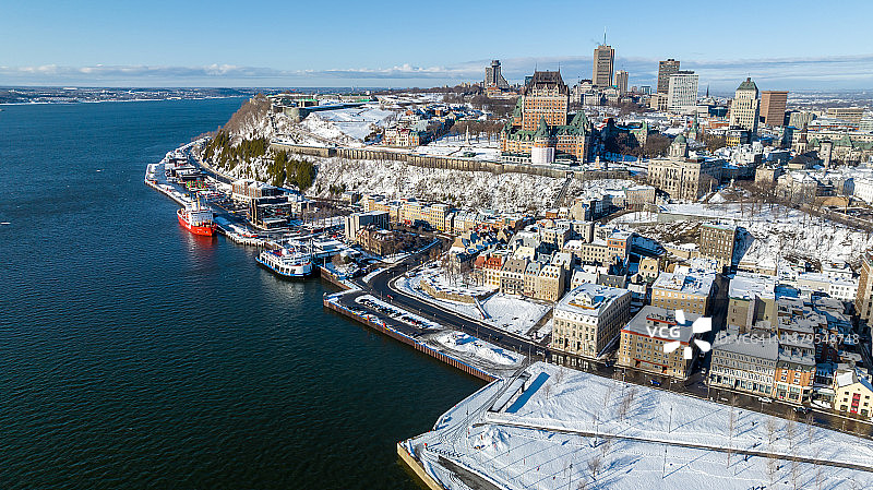 加拿大魁北克冬季日出时分魁北克市和圣劳伦斯河的航拍景色图片素材