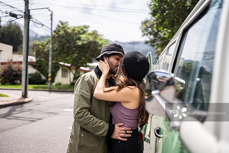 爱意浓浓的中年夫妇在户外复古迷你货车里图片素材