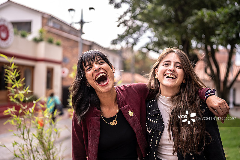 朋友们在户外拥抱的肖像照片图片素材