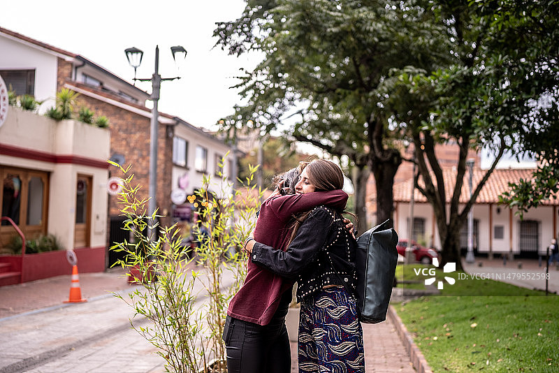 朋友们在城市中拥抱图片素材