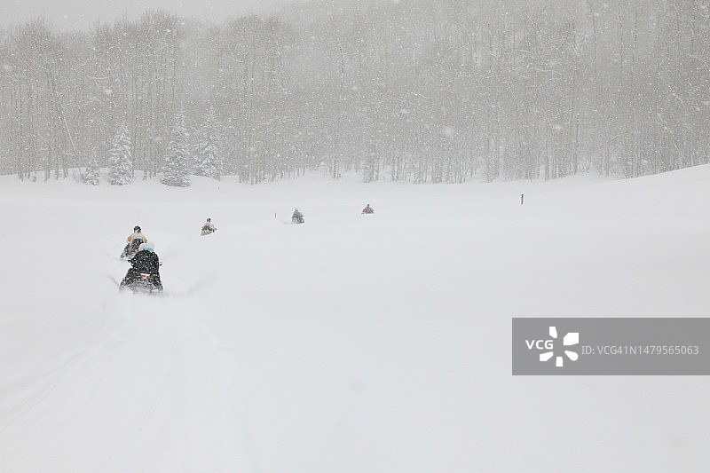 大雪中的雪地摩托车图片素材