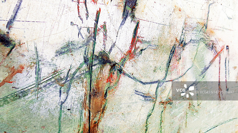 巴黎生锈金属板上风化的白色、绿色和红色油漆的侧面图图片素材