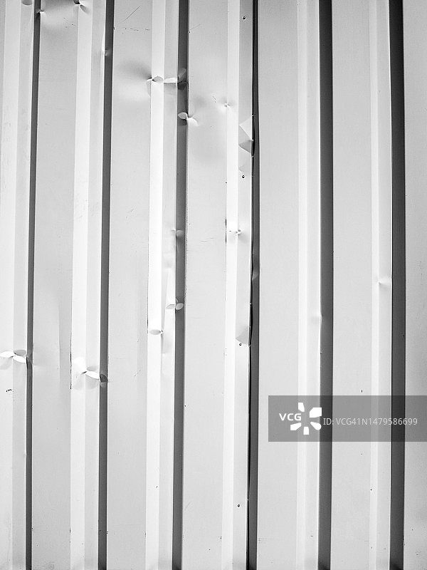 法国埃维昂莱班，上萨瓦省，漆成白色的干净波纹金属板图片素材