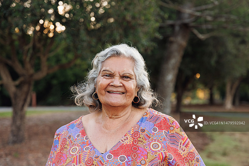 年长的澳大利亚土著祖母图片素材