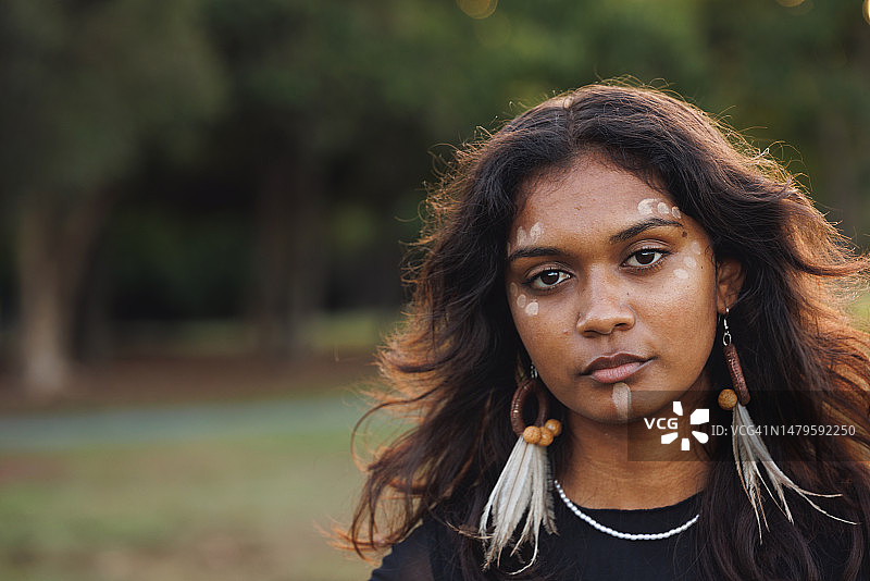 年轻的中国台湾少数民族女性肖像图片素材