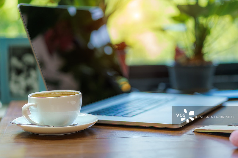 办公桌上的笔记本电脑和咖啡杯图片素材