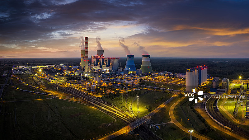 日出时波兰奥波莱现代化燃煤电厂航拍图片素材
