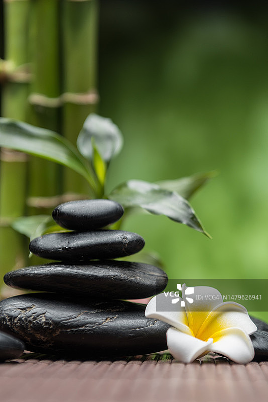 水疗黑色石头与竹子图片素材