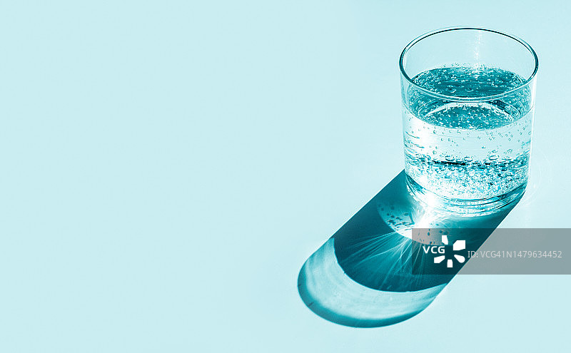 蓝色调的含气苏打水图片素材