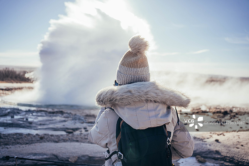 在冰岛间歇泉的游客图片素材