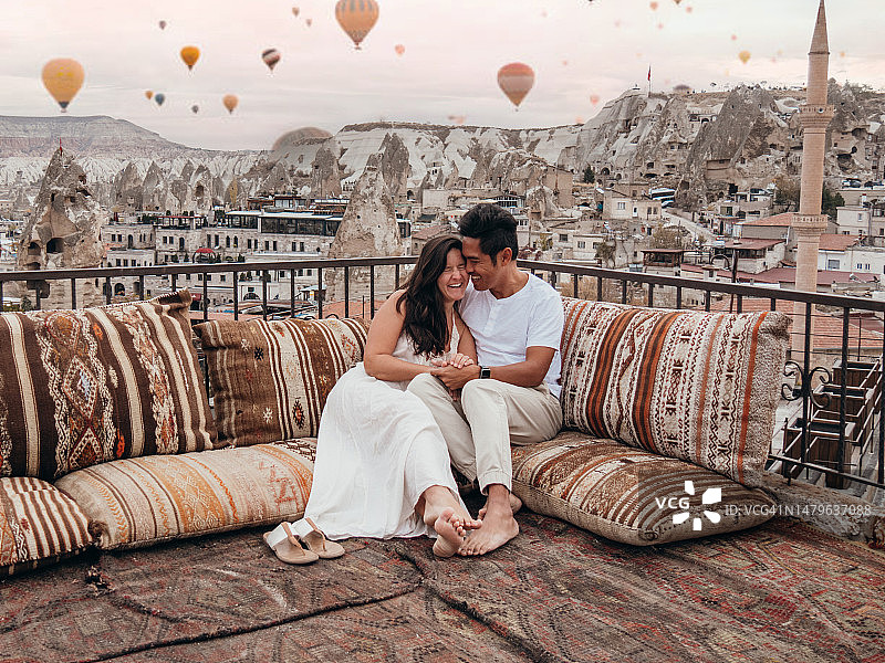 卡帕多奇亚情侣在屋顶欣赏热气球图片素材