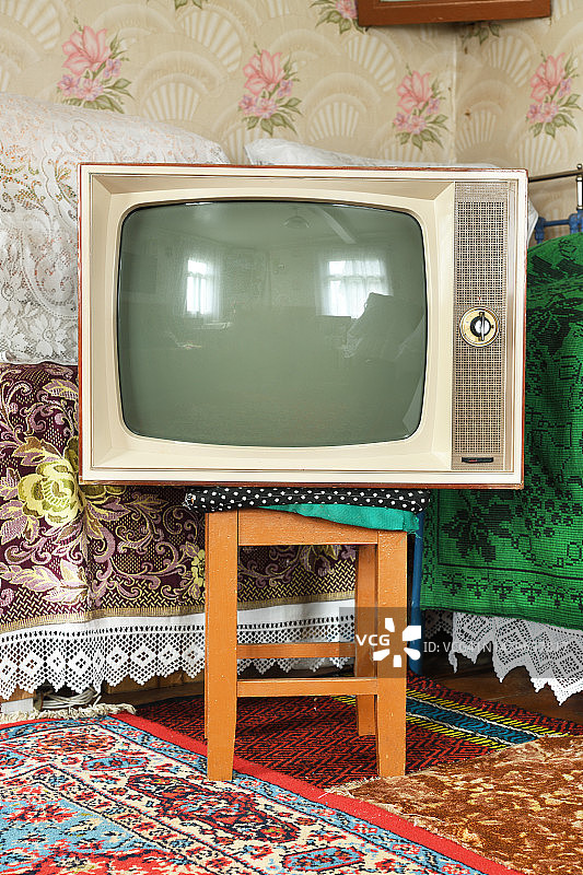 乡村风格内饰中的老式电视机图片素材