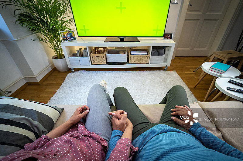 情侣手牵手看电视图片素材