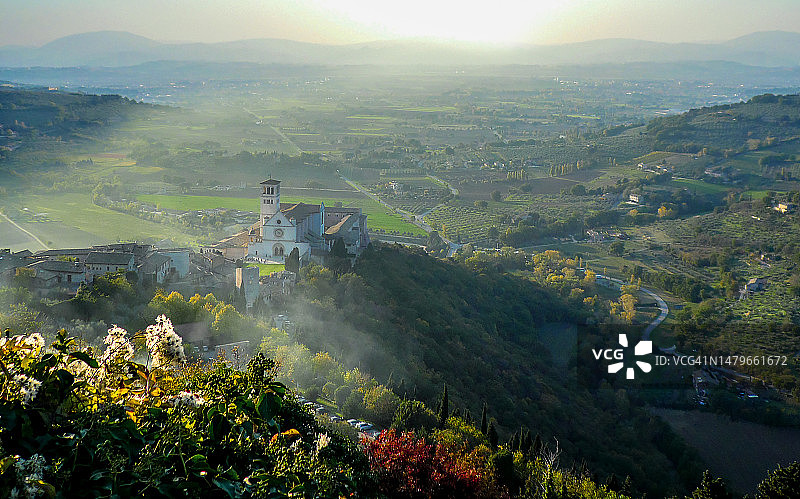 清晨阿西西圣方济各圣殿航拍景观图片素材