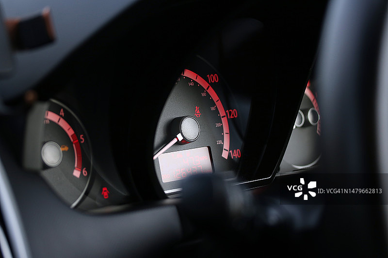 汽车内部仪表盘速度计图片素材