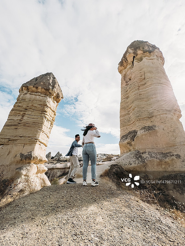 情侣探索卡帕多西亚的自然风光图片素材