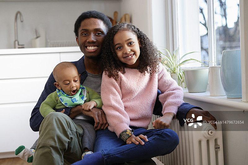 和妹妹及弟弟在一起的年轻男人肖像图片素材