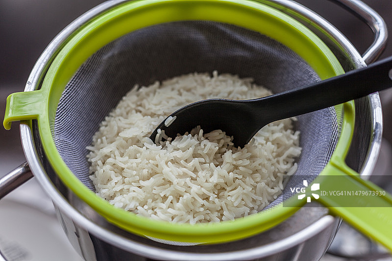 沥水篮中的熟白米饭图片素材