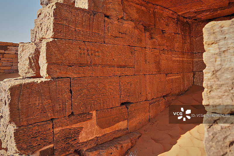 麦罗埃金字塔上的努比亚雕刻图片素材