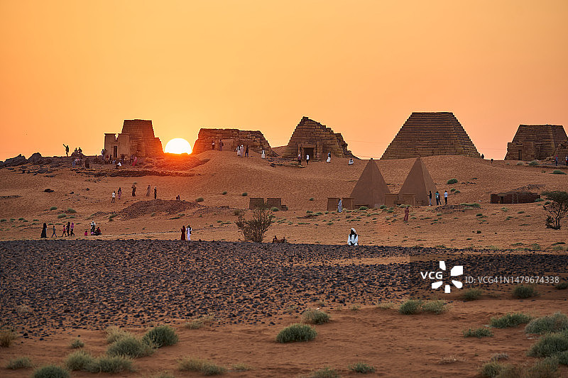 日落时分的麦罗埃金字塔图片素材