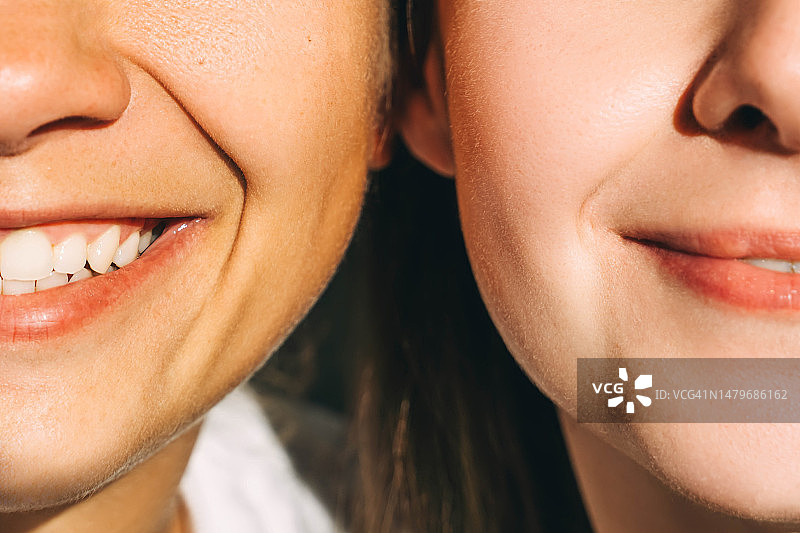 两名年轻美丽的微笑女性特写，面部局部，多样性概念图片素材