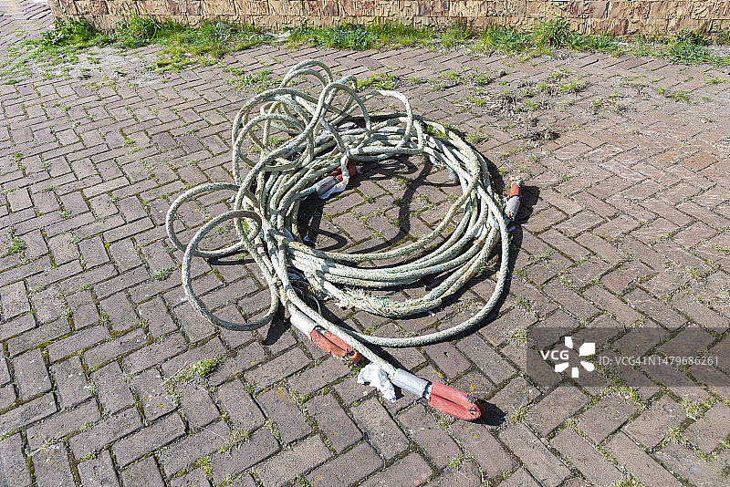 阳光下街道上杂乱的牵引电缆图片素材