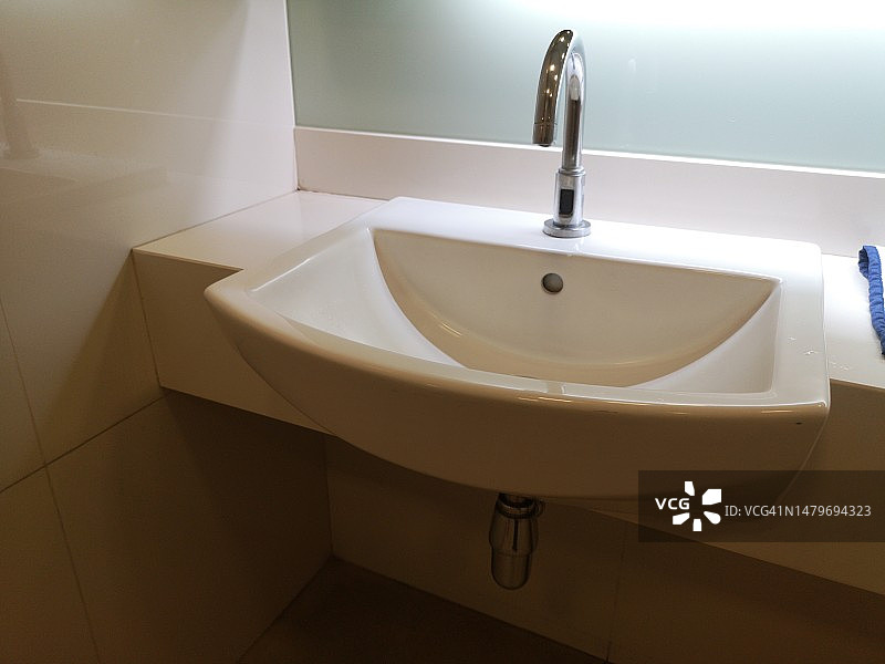 陶瓷洗脸盆与不锈钢水龙头图片素材